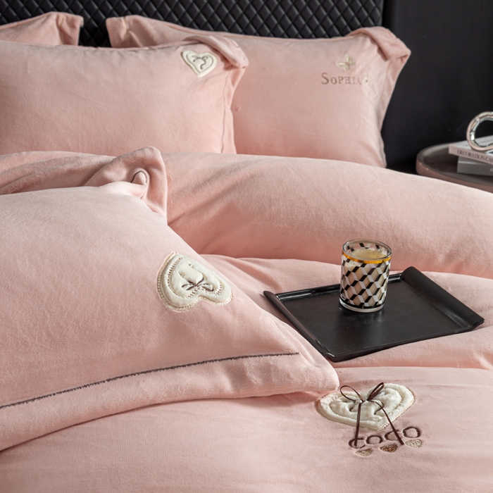 91家纺网 家纺一手货源 找家纺 魅都 2025新款冬季全消光超柔高克重牛奶绒四件套-COCO COCO-幸运粉