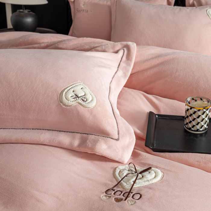 91家纺网 家纺一手货源 找家纺 魅都 2025新款冬季全消光超柔高克重牛奶绒四件套-COCO COCO-幸运粉