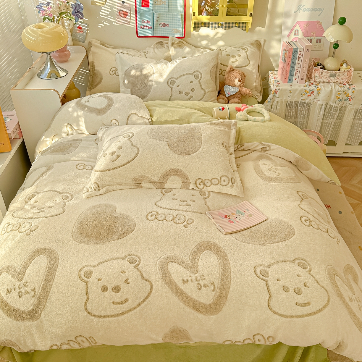 91家纺网 家纺一手货源 找家纺 韩巢家纺 2025新款高克重雪花绒牛奶绒四件套系列 爱心熊（绿）