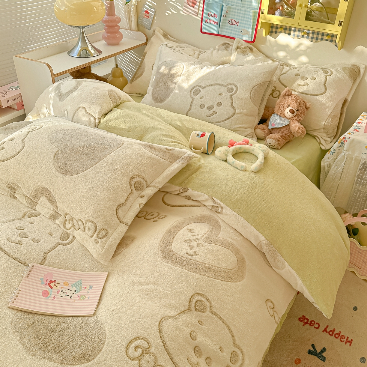 91家纺网 家纺一手货源 找家纺 韩巢家纺 2025新款高克重雪花绒牛奶绒四件套系列 爱心熊（绿）