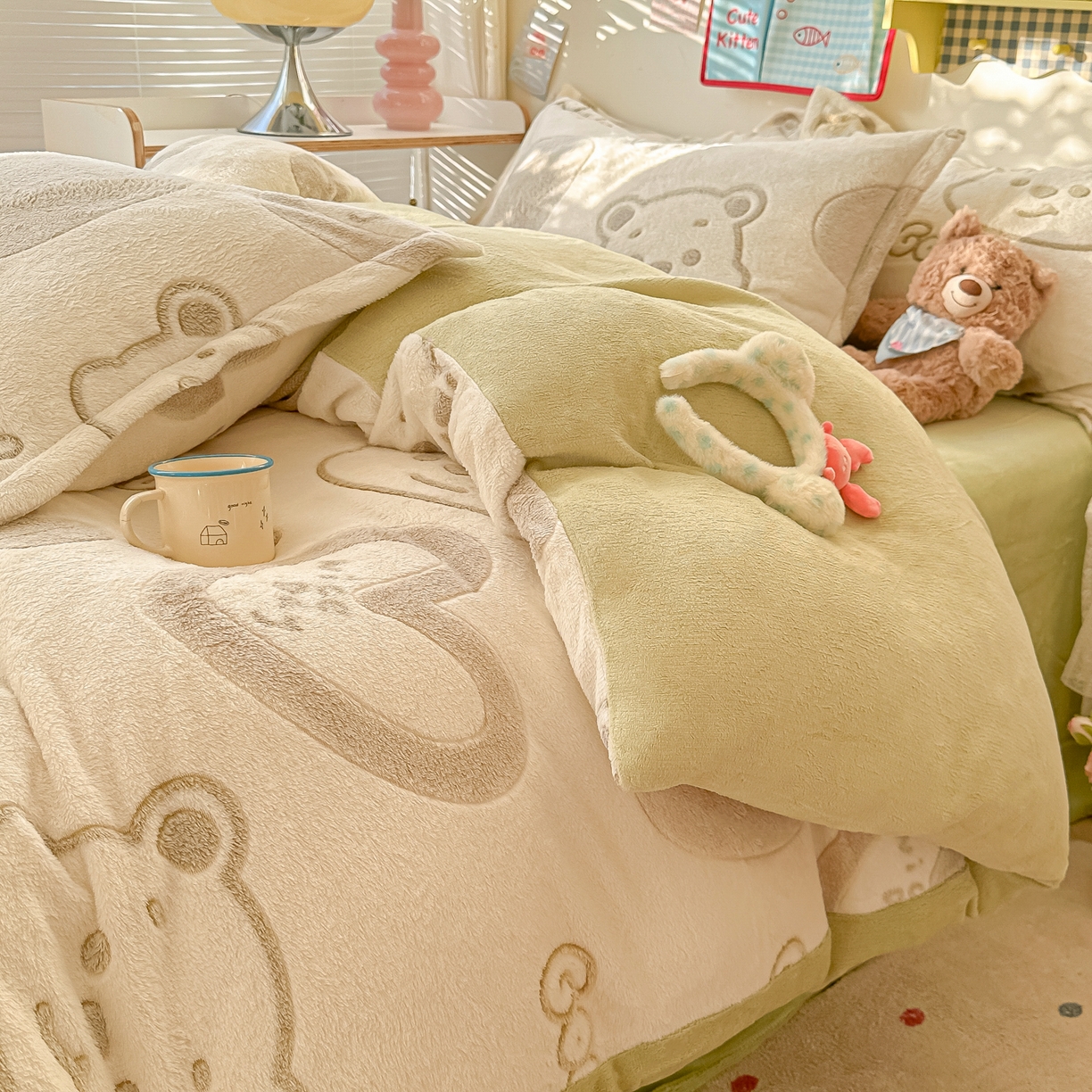 91家纺网 家纺一手货源 找家纺 韩巢家纺 2025新款高克重雪花绒牛奶绒四件套系列 爱心熊（绿）