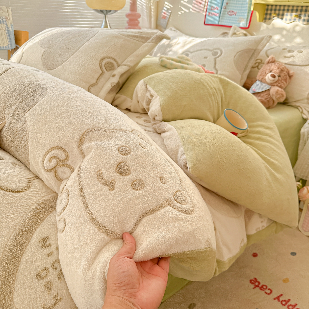 91家纺网 家纺一手货源 找家纺 韩巢家纺 2025新款高克重雪花绒牛奶绒四件套系列 爱心熊（绿）