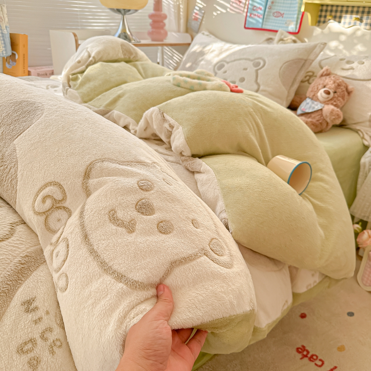 91家纺网 家纺一手货源 找家纺 韩巢家纺 2025新款高克重雪花绒牛奶绒四件套系列 爱心熊（绿）