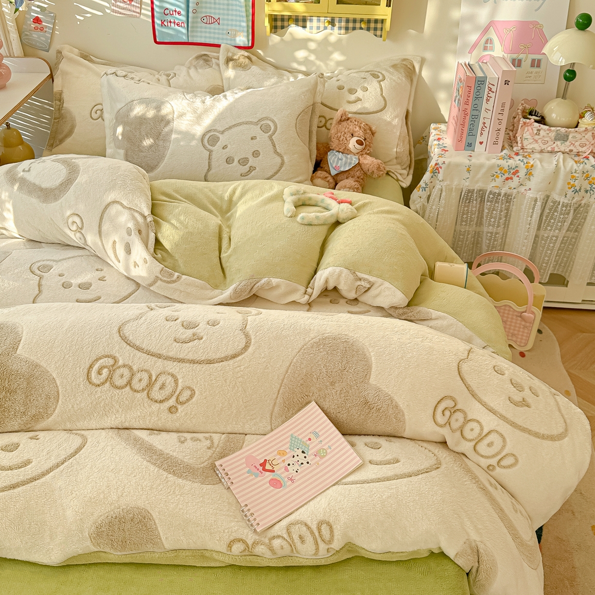 91家纺网 家纺一手货源 找家纺 韩巢家纺 2025新款高克重雪花绒牛奶绒四件套系列 爱心熊（绿）