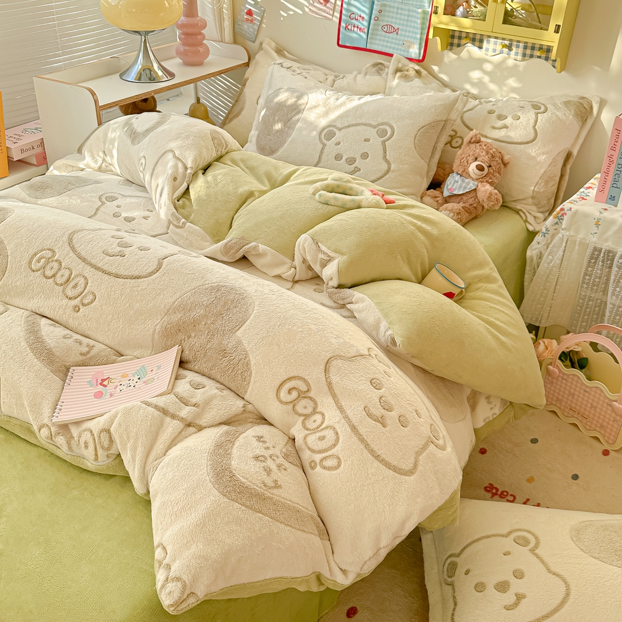 91家纺网 家纺一手货源 找家纺 韩巢家纺 2025新款高克重雪花绒牛奶绒四件套系列 爱心熊（绿）