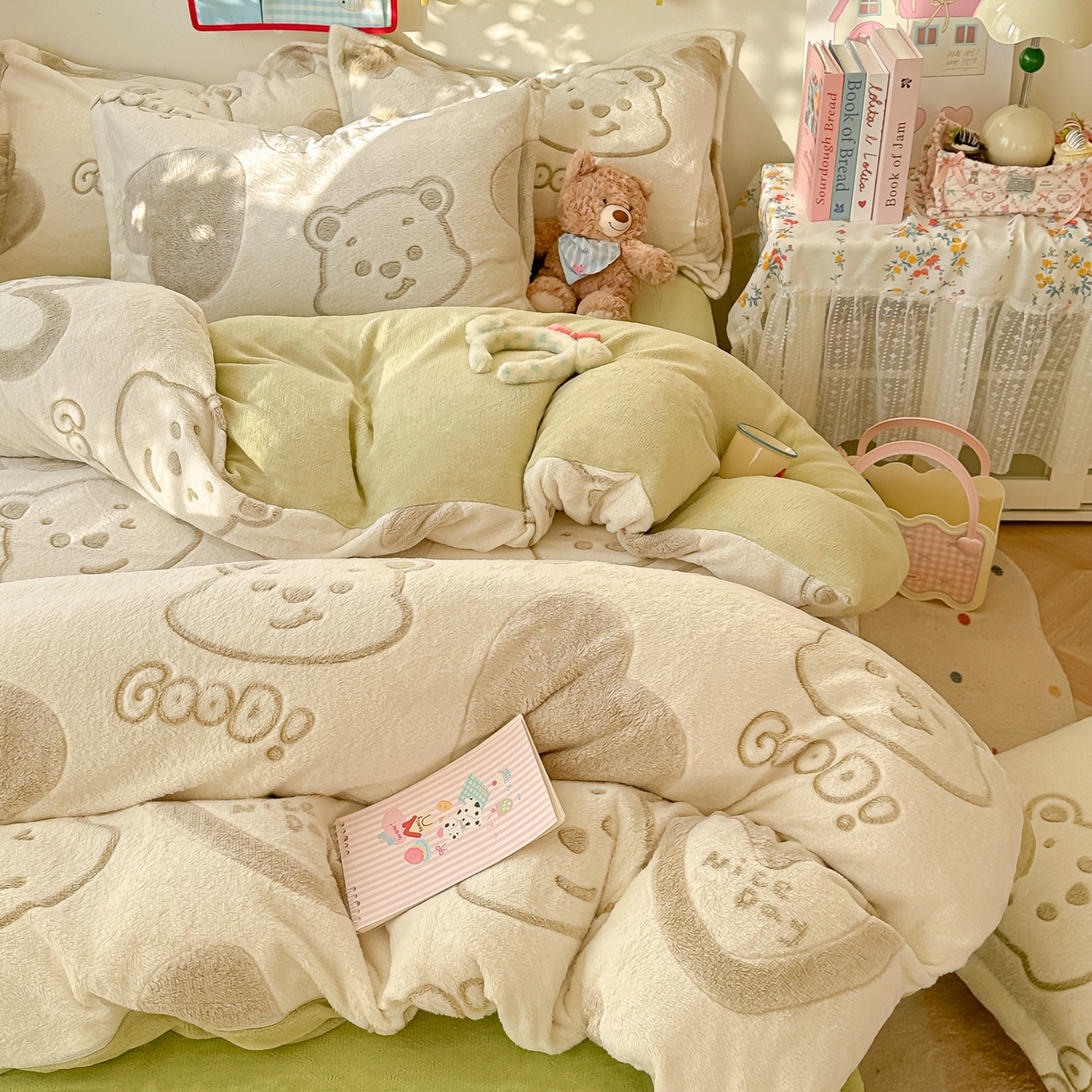 91家纺网 家纺一手货源 找家纺 韩巢家纺 2025新款高克重雪花绒牛奶绒四件套系列 爱心熊（绿）