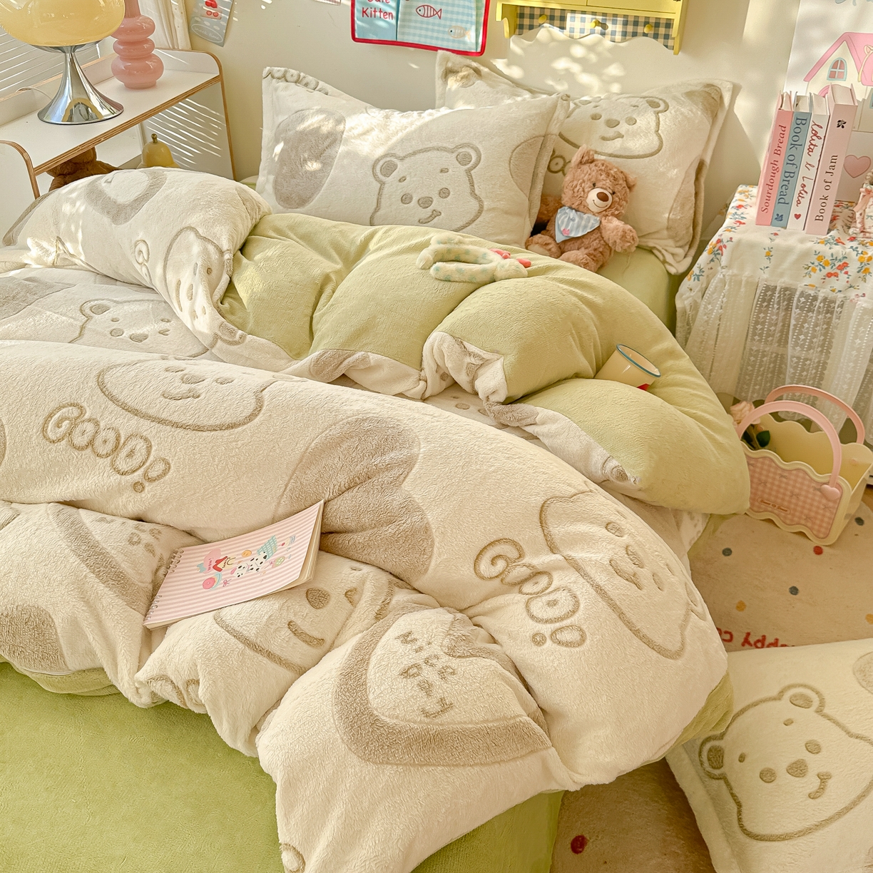 91家纺网 家纺一手货源 找家纺 韩巢家纺 2025新款高克重雪花绒牛奶绒四件套系列 爱心熊（绿）