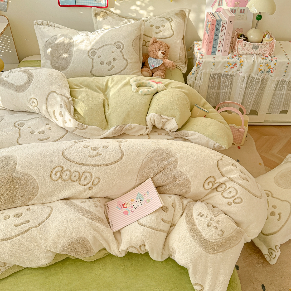 91家纺网 家纺一手货源 找家纺 韩巢家纺 2025新款高克重雪花绒牛奶绒四件套系列 爱心熊（绿）