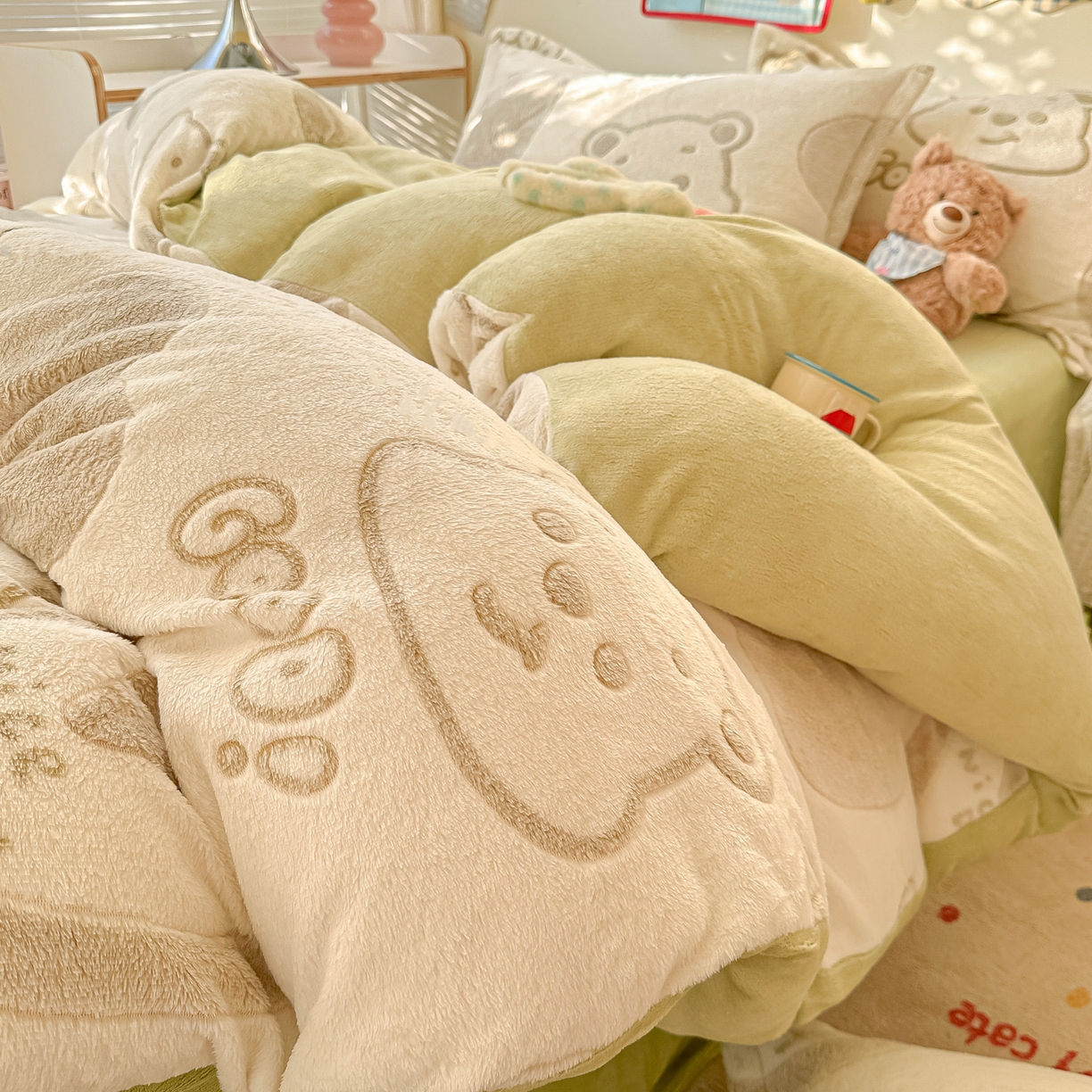 91家纺网 家纺一手货源 找家纺 韩巢家纺 2025新款高克重雪花绒牛奶绒四件套系列 爱心熊（绿）