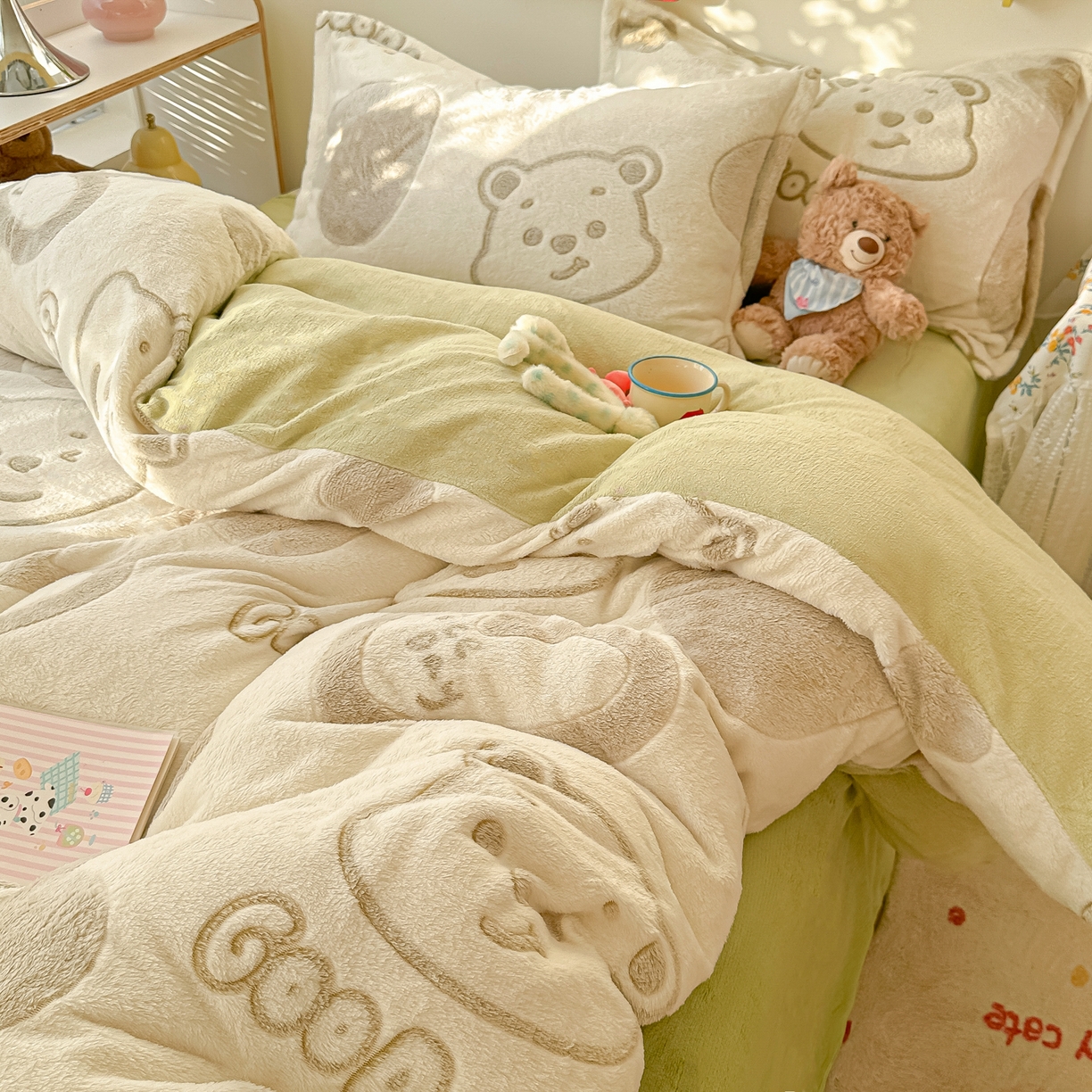91家纺网 家纺一手货源 找家纺 韩巢家纺 2025新款高克重雪花绒牛奶绒四件套系列 爱心熊（绿）