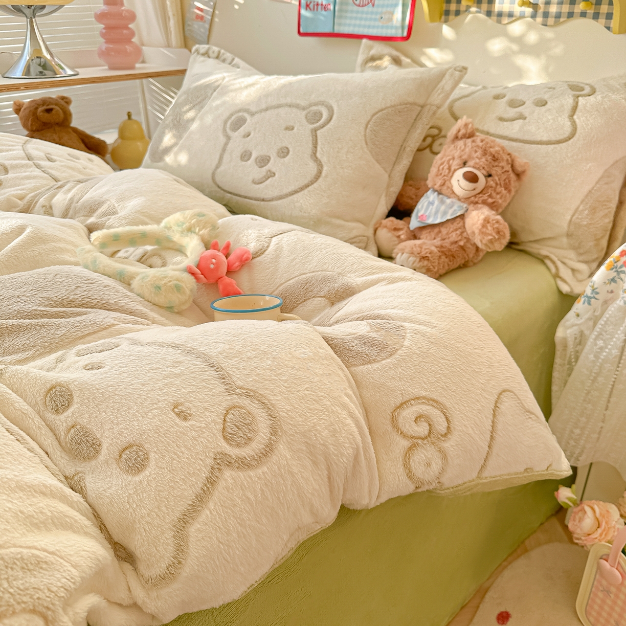 91家纺网 家纺一手货源 找家纺 韩巢家纺 2025新款高克重雪花绒牛奶绒四件套系列 爱心熊（绿）