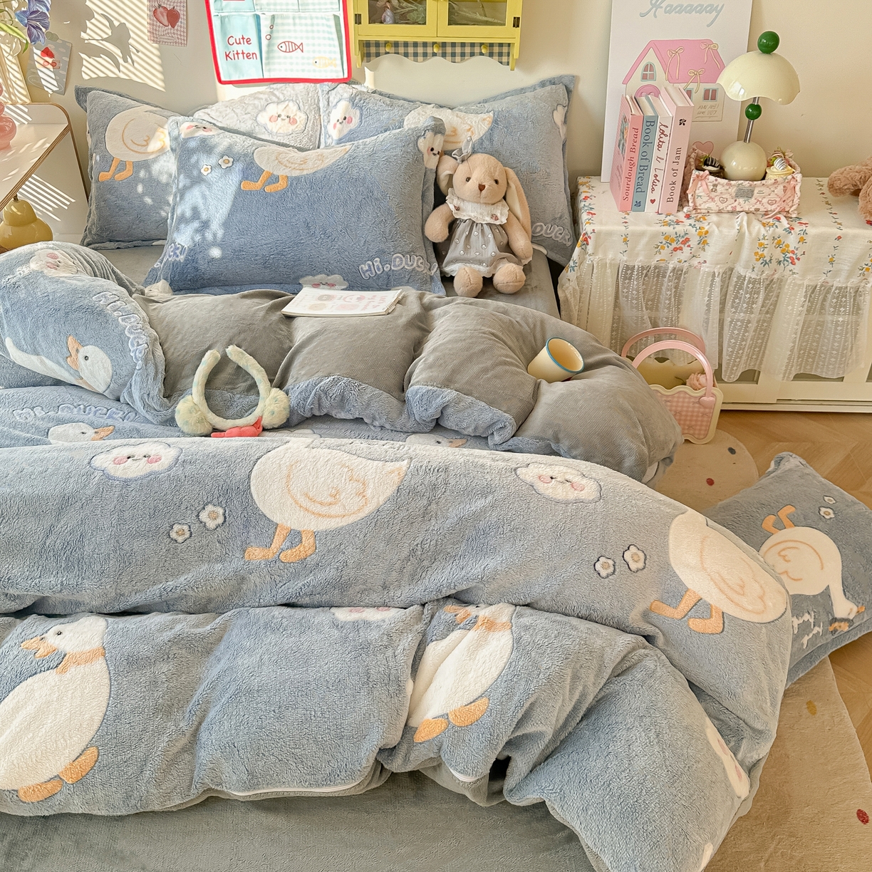 91家纺网 家纺一手货源 找家纺 韩巢家纺 2025新款高克重雪花绒牛奶绒四件套系列 大白鹅