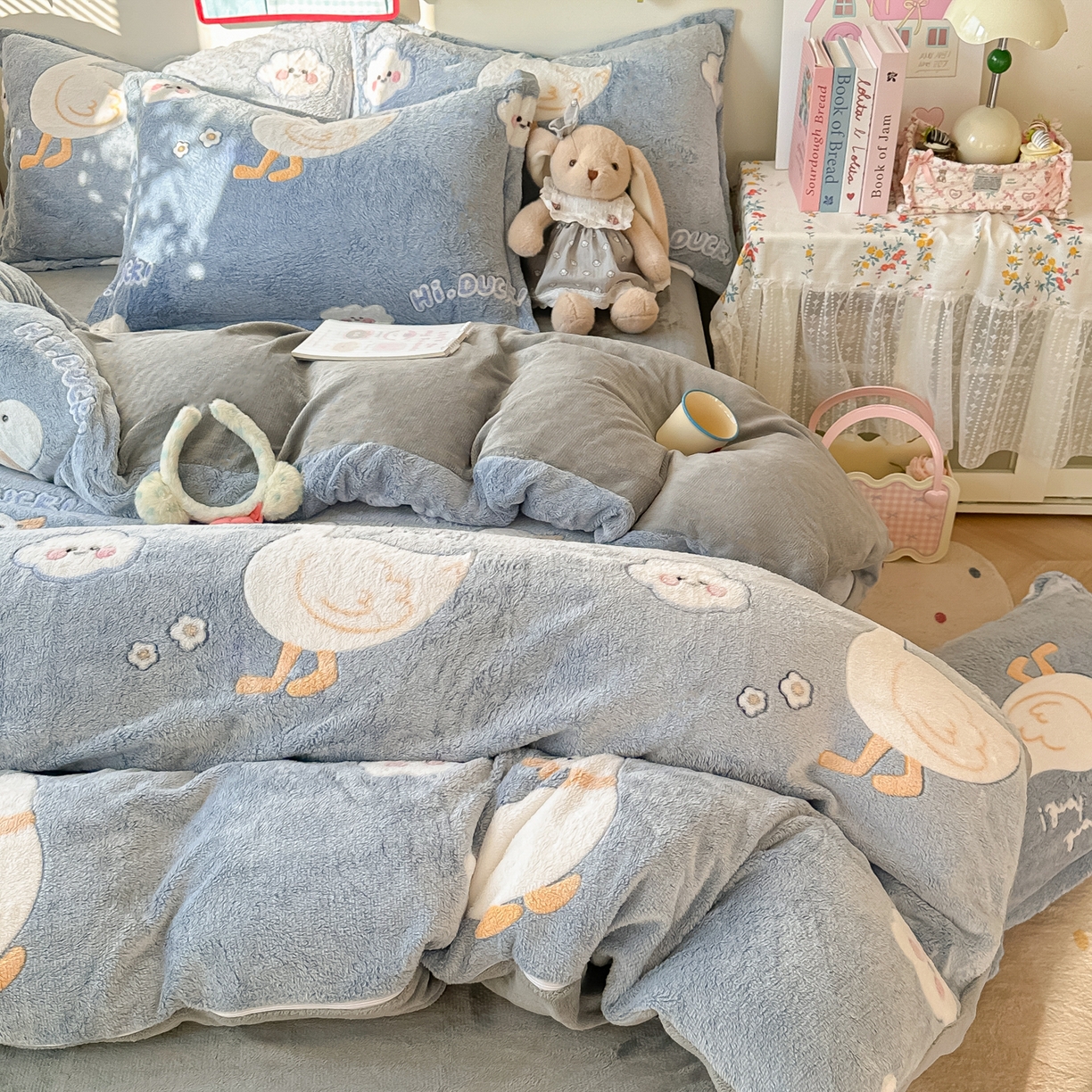 91家纺网 家纺一手货源 找家纺 韩巢家纺 2025新款高克重雪花绒牛奶绒四件套系列 大白鹅