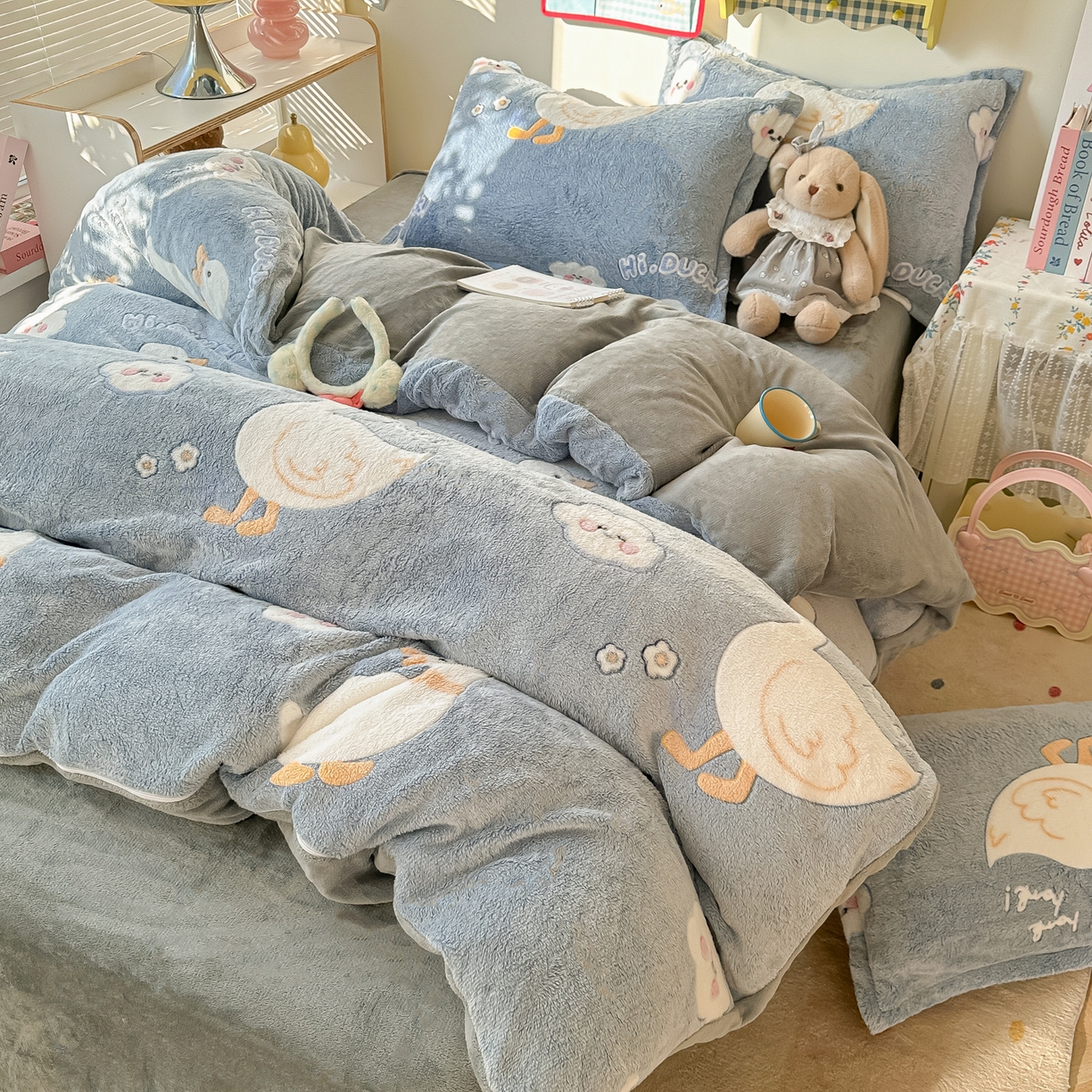 91家纺网 家纺一手货源 找家纺 韩巢家纺 2025新款高克重雪花绒牛奶绒四件套系列 大白鹅