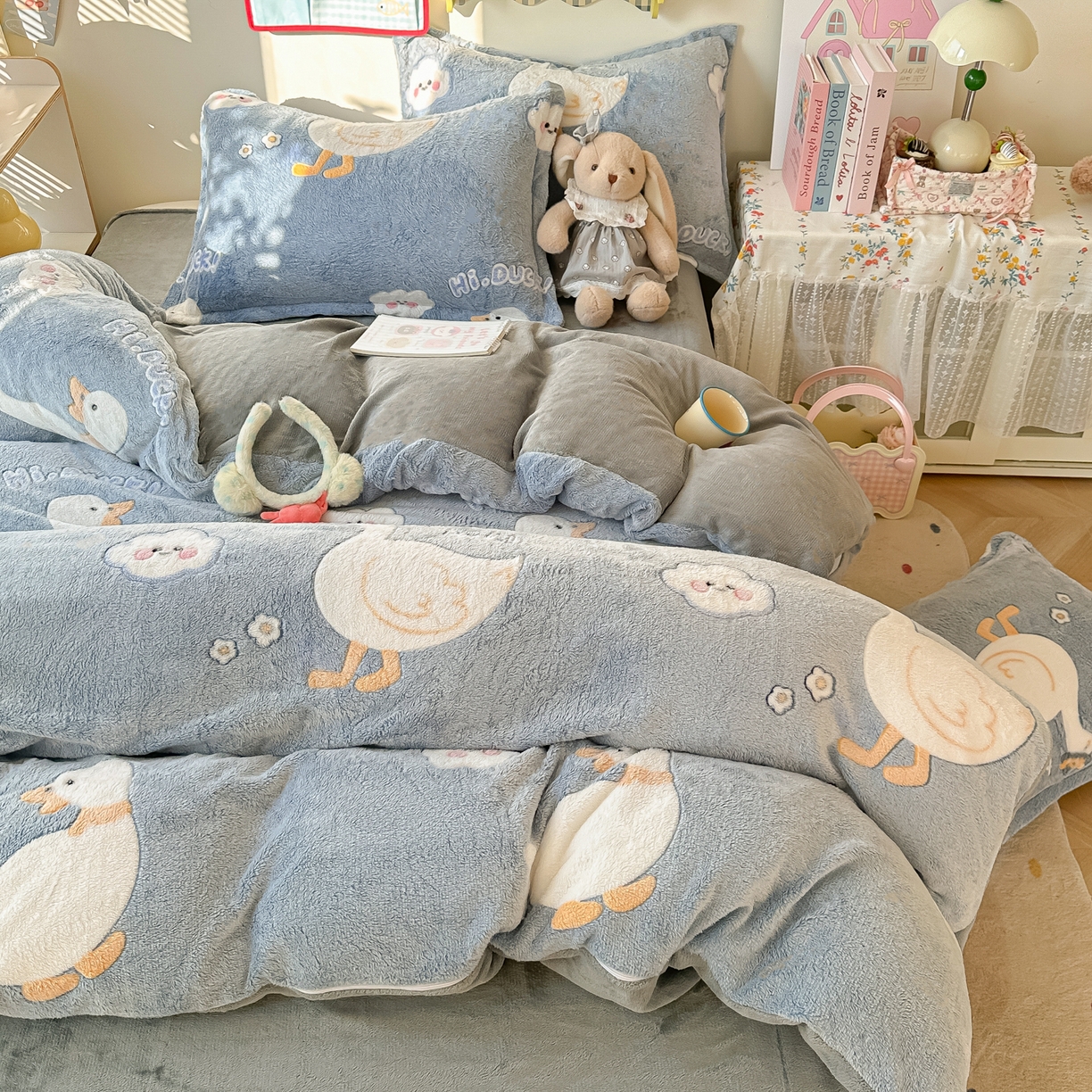 91家纺网 家纺一手货源 找家纺 韩巢家纺 2025新款高克重雪花绒牛奶绒四件套系列 大白鹅