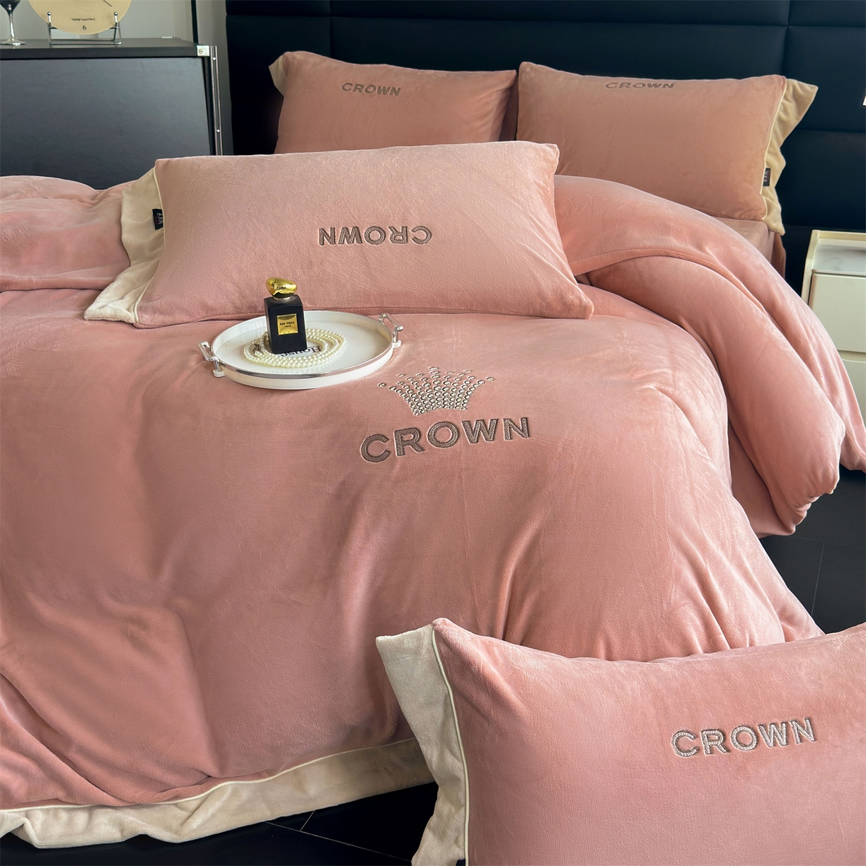 91家纺网 家纺一手货源 找家纺 （总）芯丝路枕业 2025新款蚕丝棉四件套系列-嘉柏丽系列