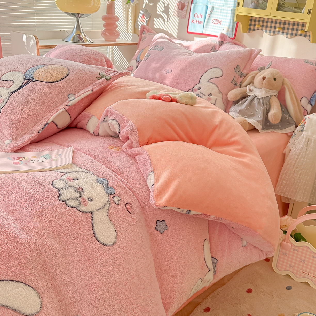 91家纺网 家纺一手货源 找家纺 韩巢家纺 2025新款高克重雪花绒牛奶绒四件套系列 大耳朵兔