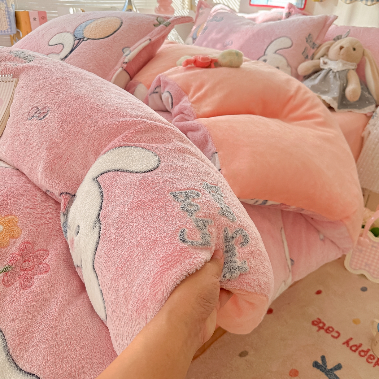 91家纺网 家纺一手货源 找家纺 韩巢家纺 2025新款高克重雪花绒牛奶绒四件套系列 大耳朵兔