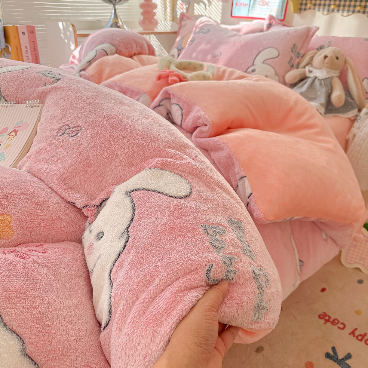 91家纺网 家纺一手货源 找家纺 韩巢家纺 2025新款高克重雪花绒牛奶绒四件套系列 大耳朵兔