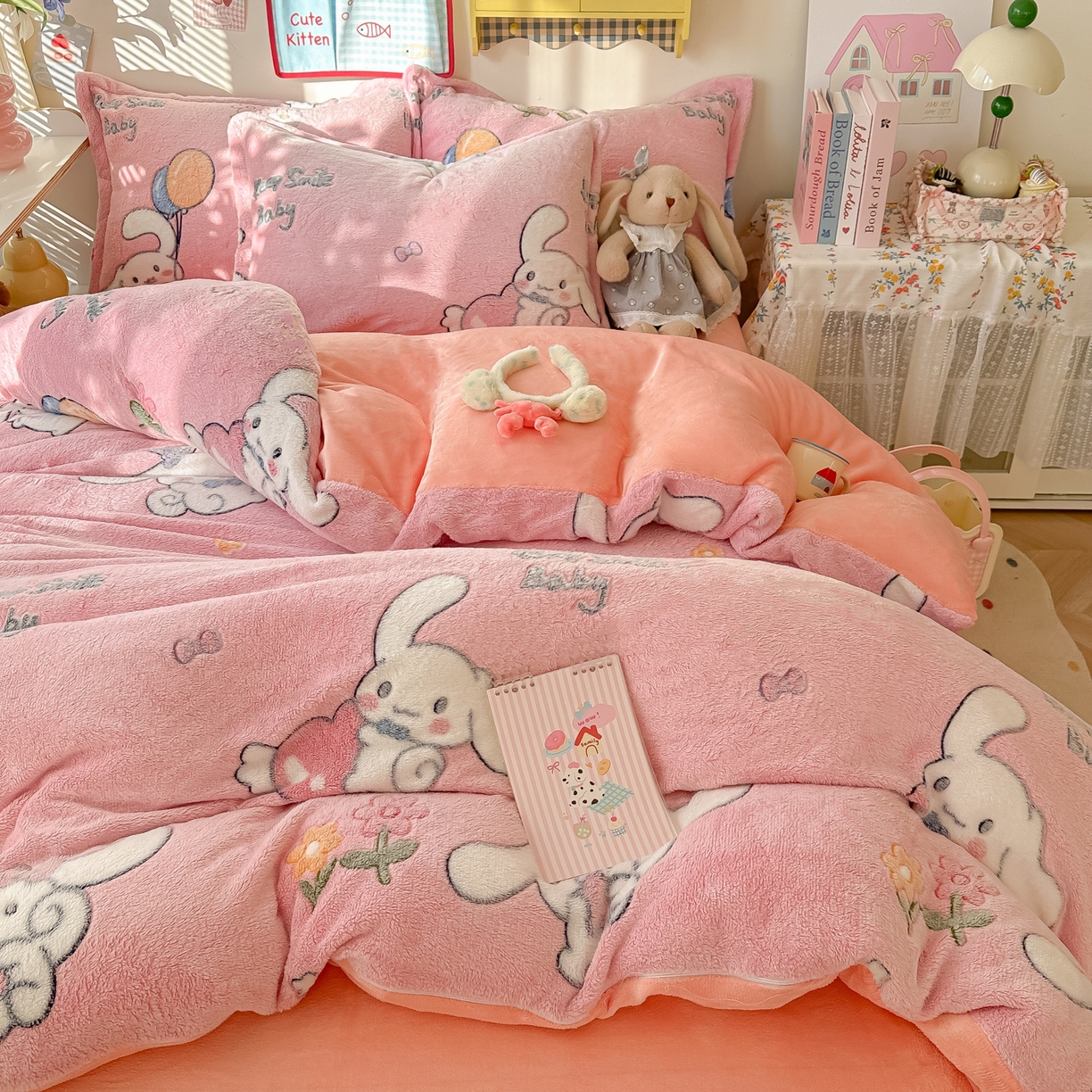 91家纺网 家纺一手货源 找家纺 韩巢家纺 2025新款高克重雪花绒牛奶绒四件套系列 大耳朵兔