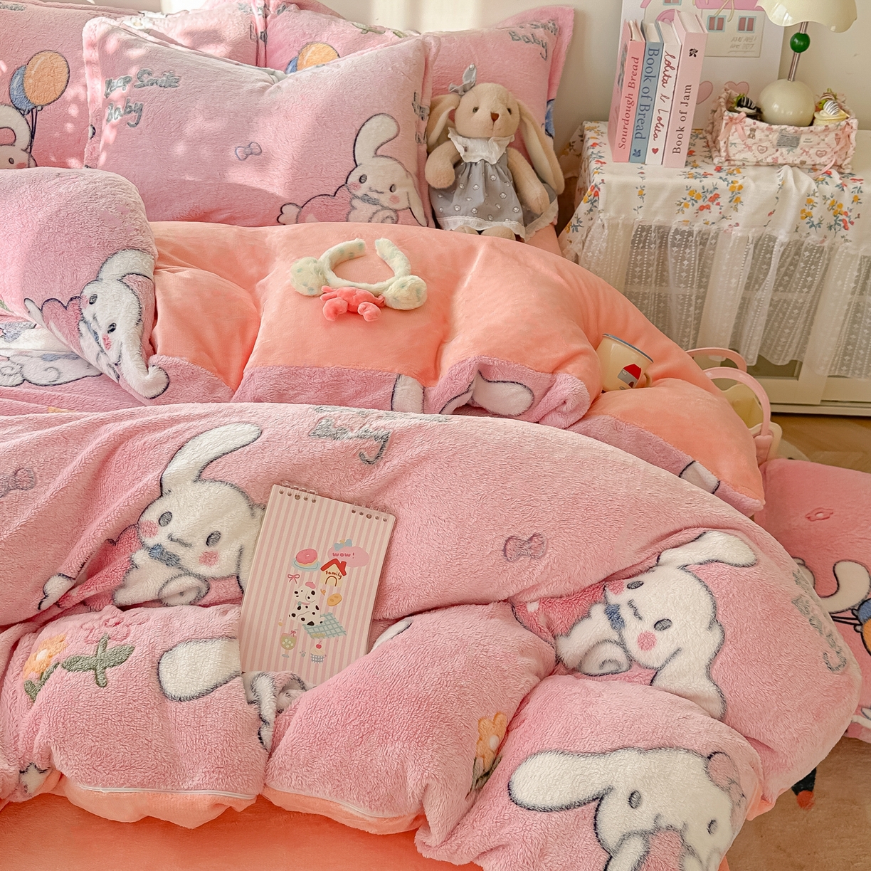 91家纺网 家纺一手货源 找家纺 韩巢家纺 2025新款高克重雪花绒牛奶绒四件套系列 大耳朵兔