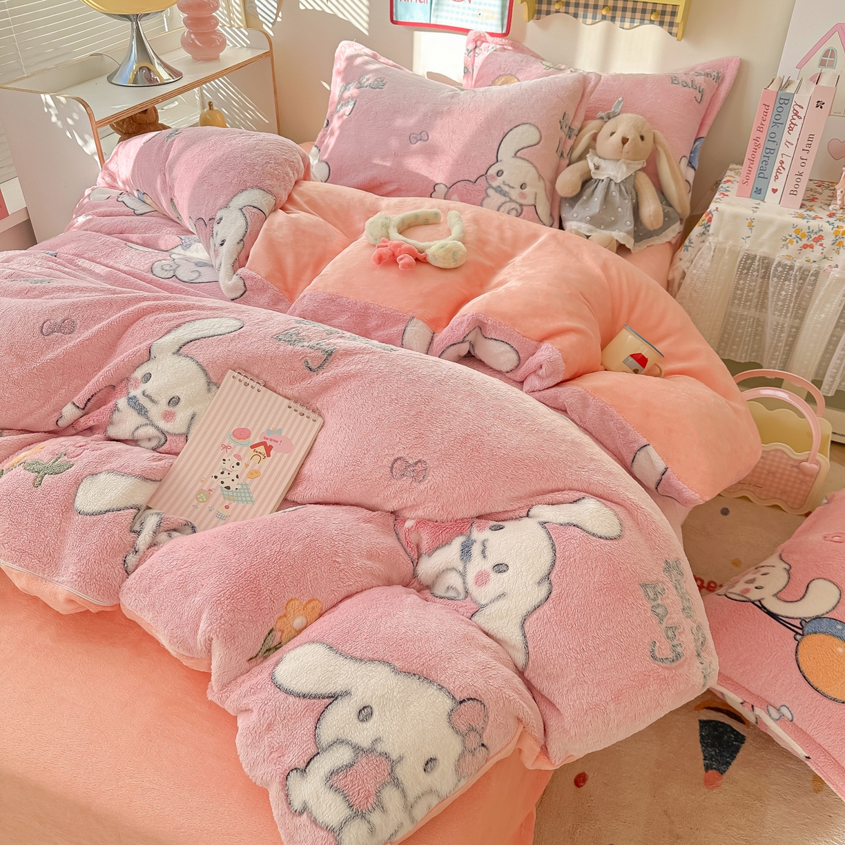 91家纺网 家纺一手货源 找家纺 韩巢家纺 2025新款高克重雪花绒牛奶绒四件套系列 大耳朵兔