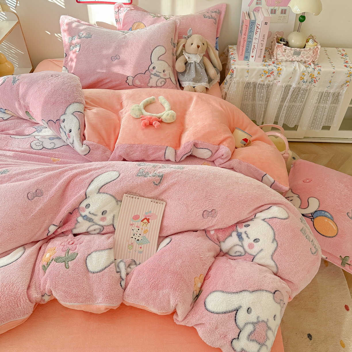 91家纺网 家纺一手货源 找家纺 韩巢家纺 2025新款高克重雪花绒牛奶绒四件套系列 大耳朵兔