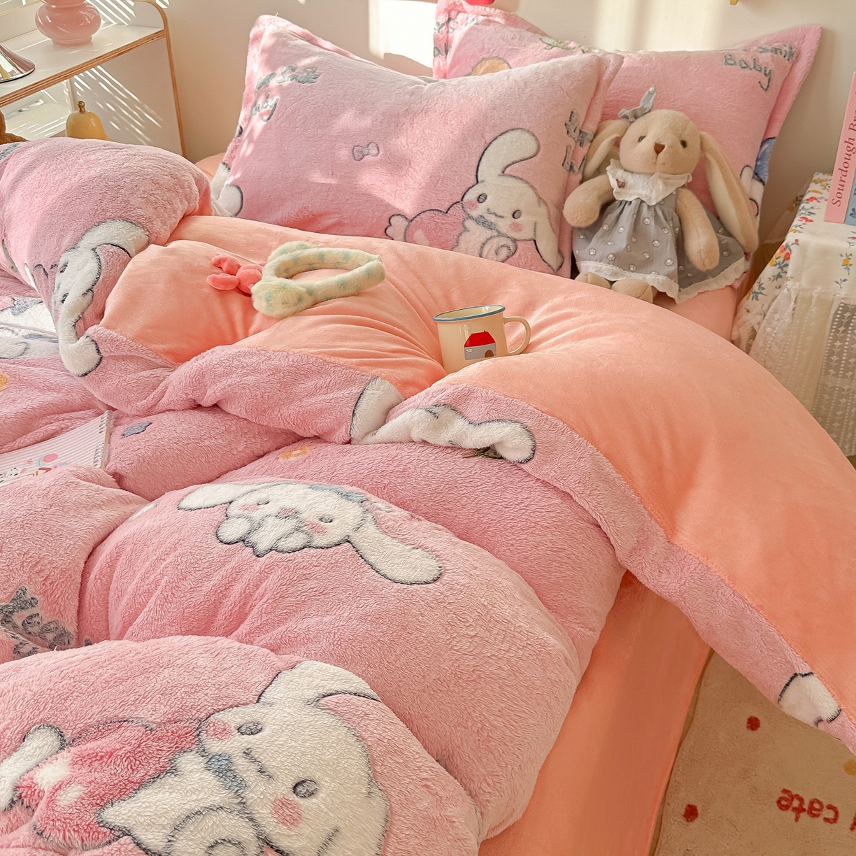 91家纺网 家纺一手货源 找家纺 韩巢家纺 2025新款高克重雪花绒牛奶绒四件套系列 大耳朵兔