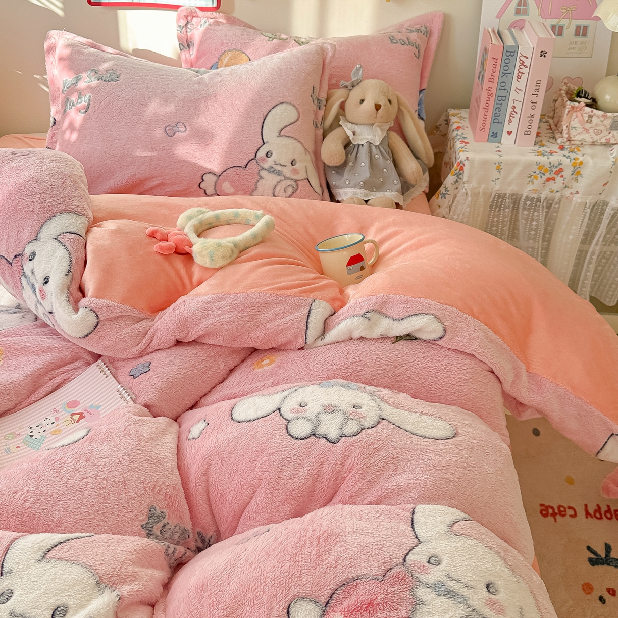 91家纺网 家纺一手货源 找家纺 韩巢家纺 2025新款高克重雪花绒牛奶绒四件套系列 大耳朵兔