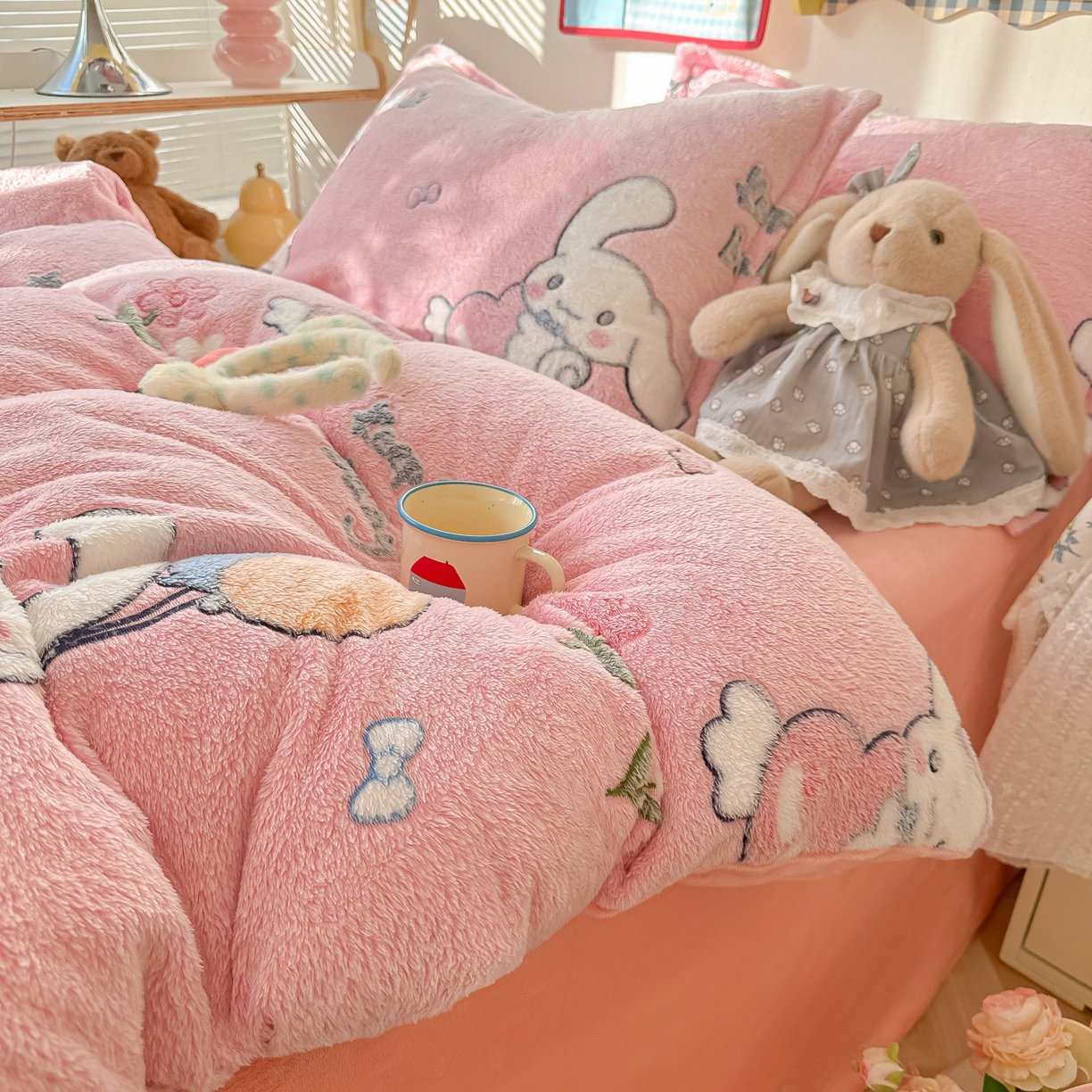 91家纺网 家纺一手货源 找家纺 韩巢家纺 2025新款高克重雪花绒牛奶绒四件套系列 大耳朵兔