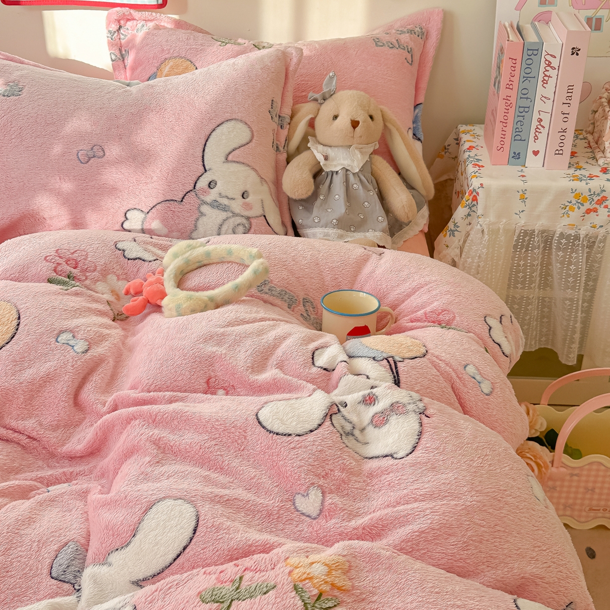 91家纺网 家纺一手货源 找家纺 韩巢家纺 2025新款高克重雪花绒牛奶绒四件套系列 大耳朵兔