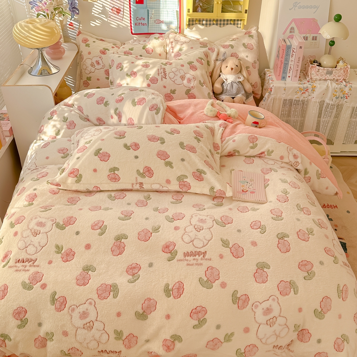 91家纺网 家纺一手货源 找家纺 韩巢家纺 2025新款高克重雪花绒牛奶绒四件套系列 花花世界