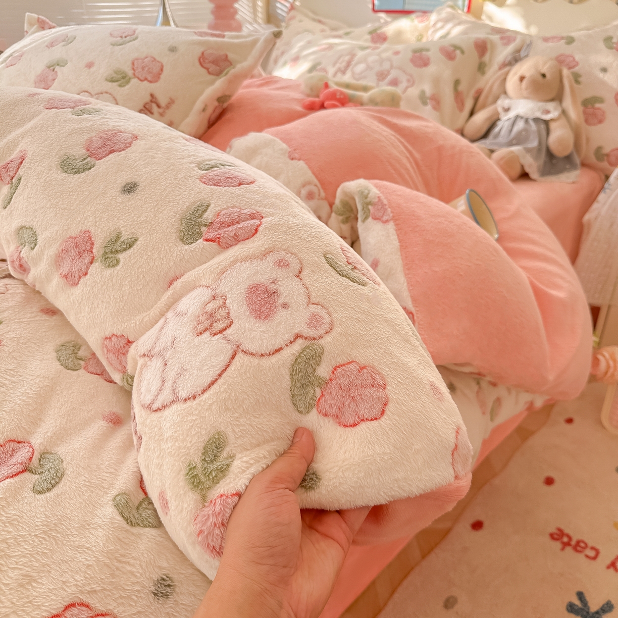 91家纺网 家纺一手货源 找家纺 韩巢家纺 2025新款高克重雪花绒牛奶绒四件套系列 花花世界