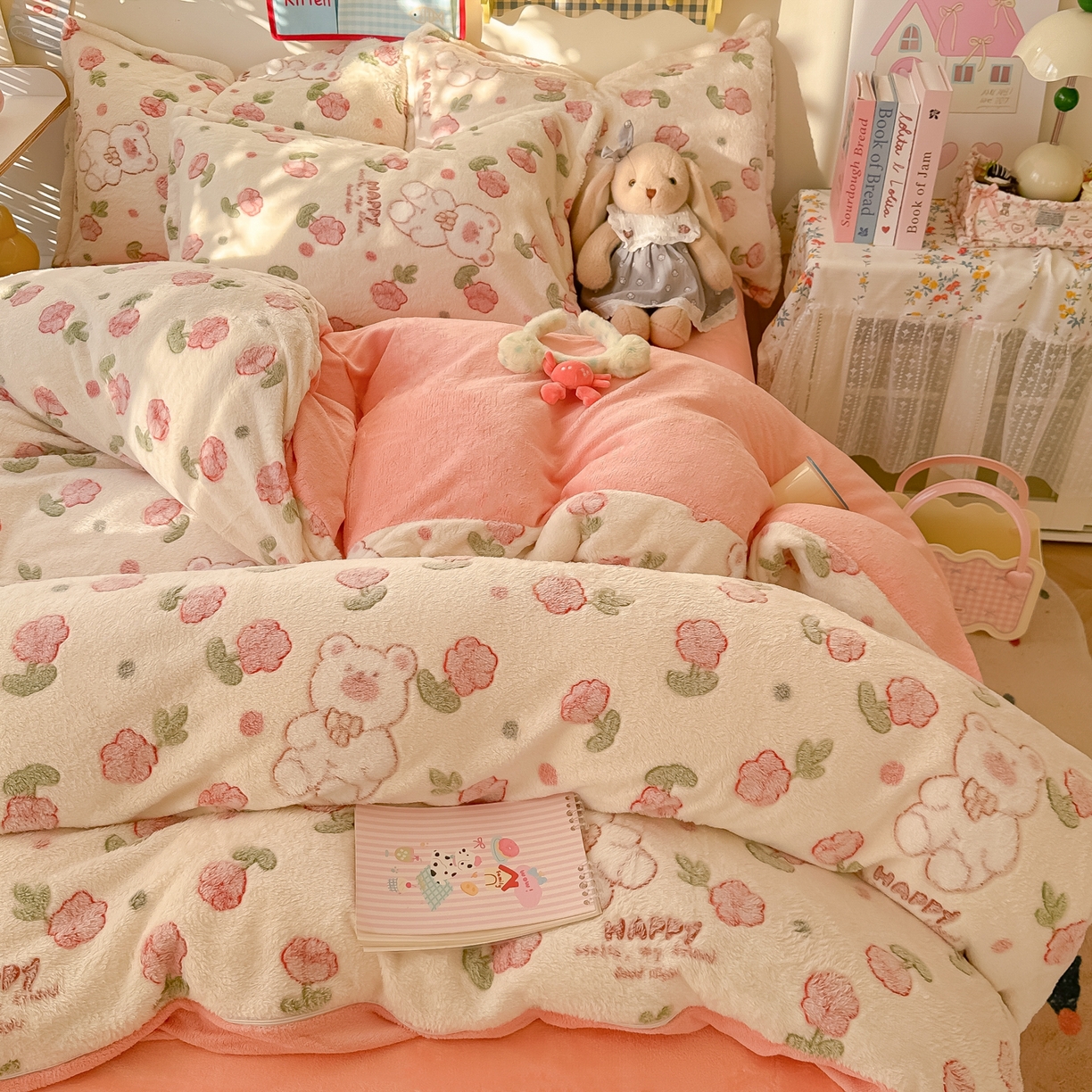 91家纺网 家纺一手货源 找家纺 韩巢家纺 2025新款高克重雪花绒牛奶绒四件套系列 花花世界