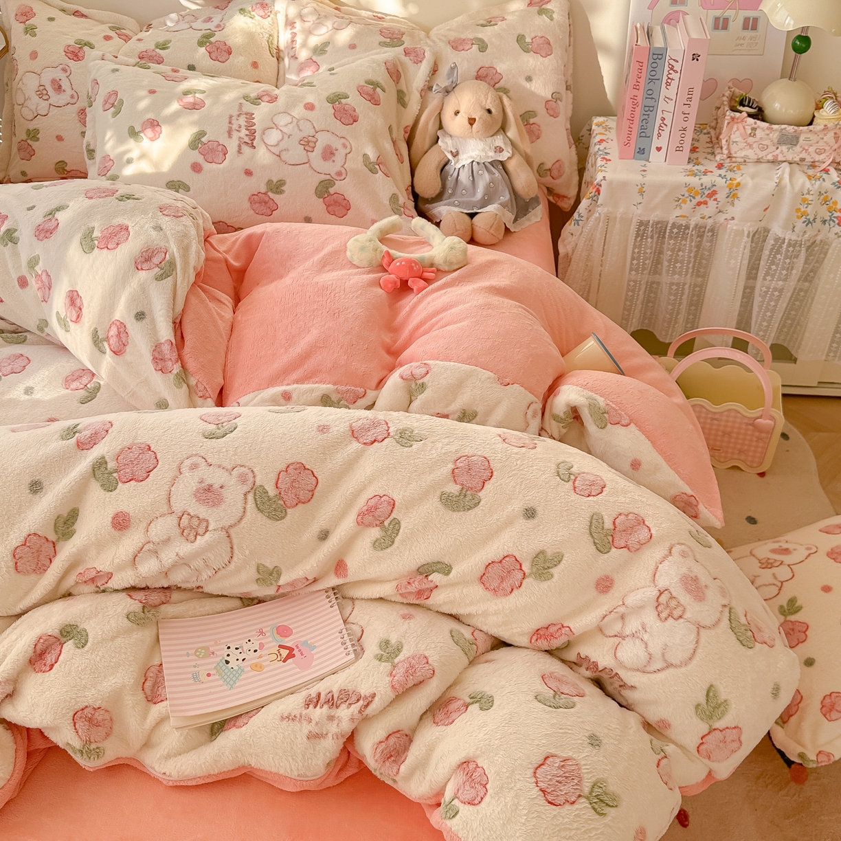 91家纺网 家纺一手货源 找家纺 韩巢家纺 2025新款高克重雪花绒牛奶绒四件套系列 花花世界