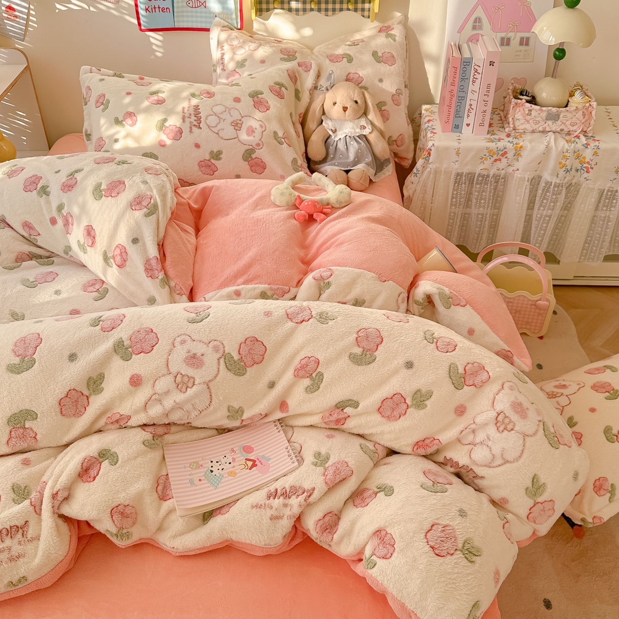 91家纺网 家纺一手货源 找家纺 韩巢家纺 2025新款高克重雪花绒牛奶绒四件套系列 花花世界