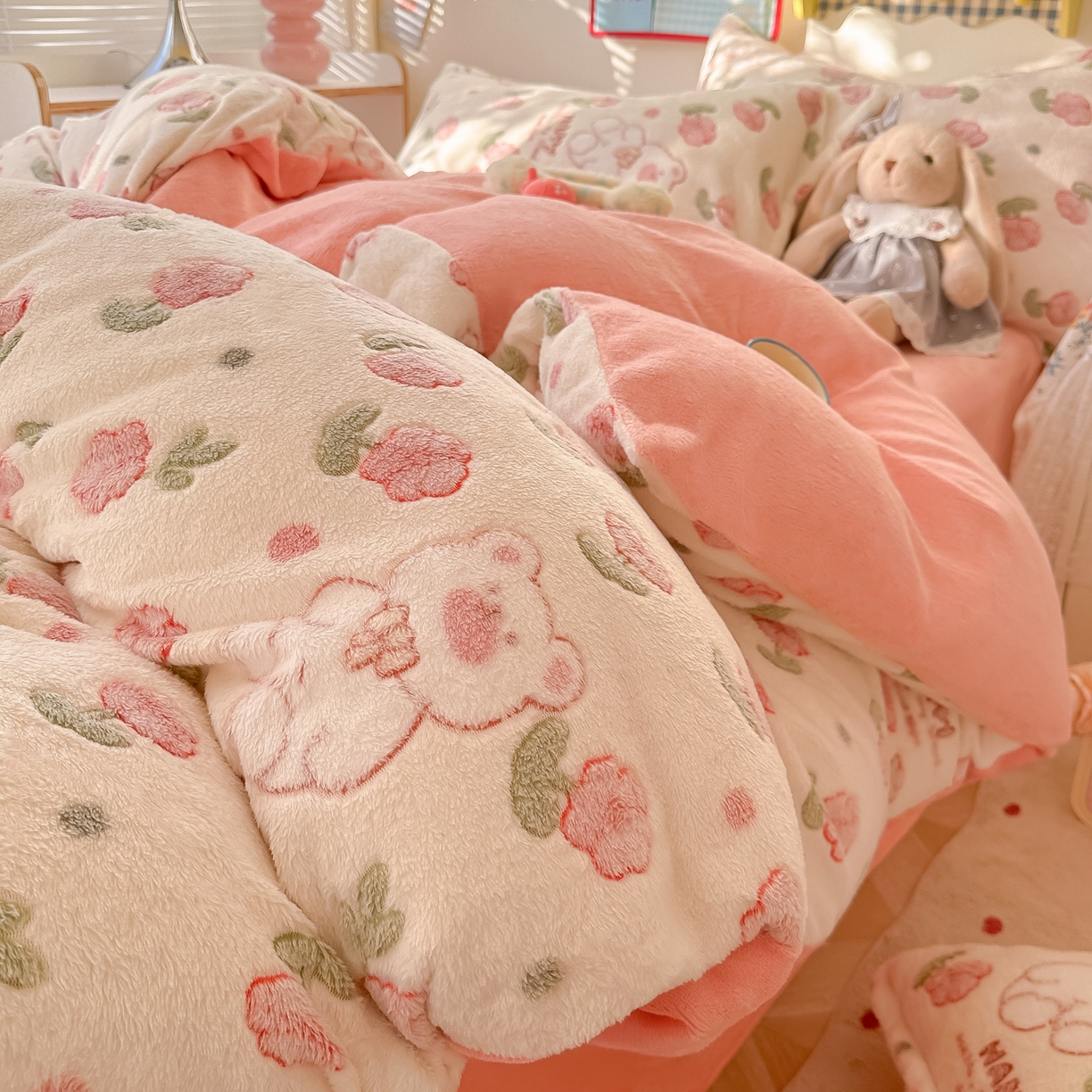 91家纺网 家纺一手货源 找家纺 韩巢家纺 2025新款高克重雪花绒牛奶绒四件套系列 花花世界