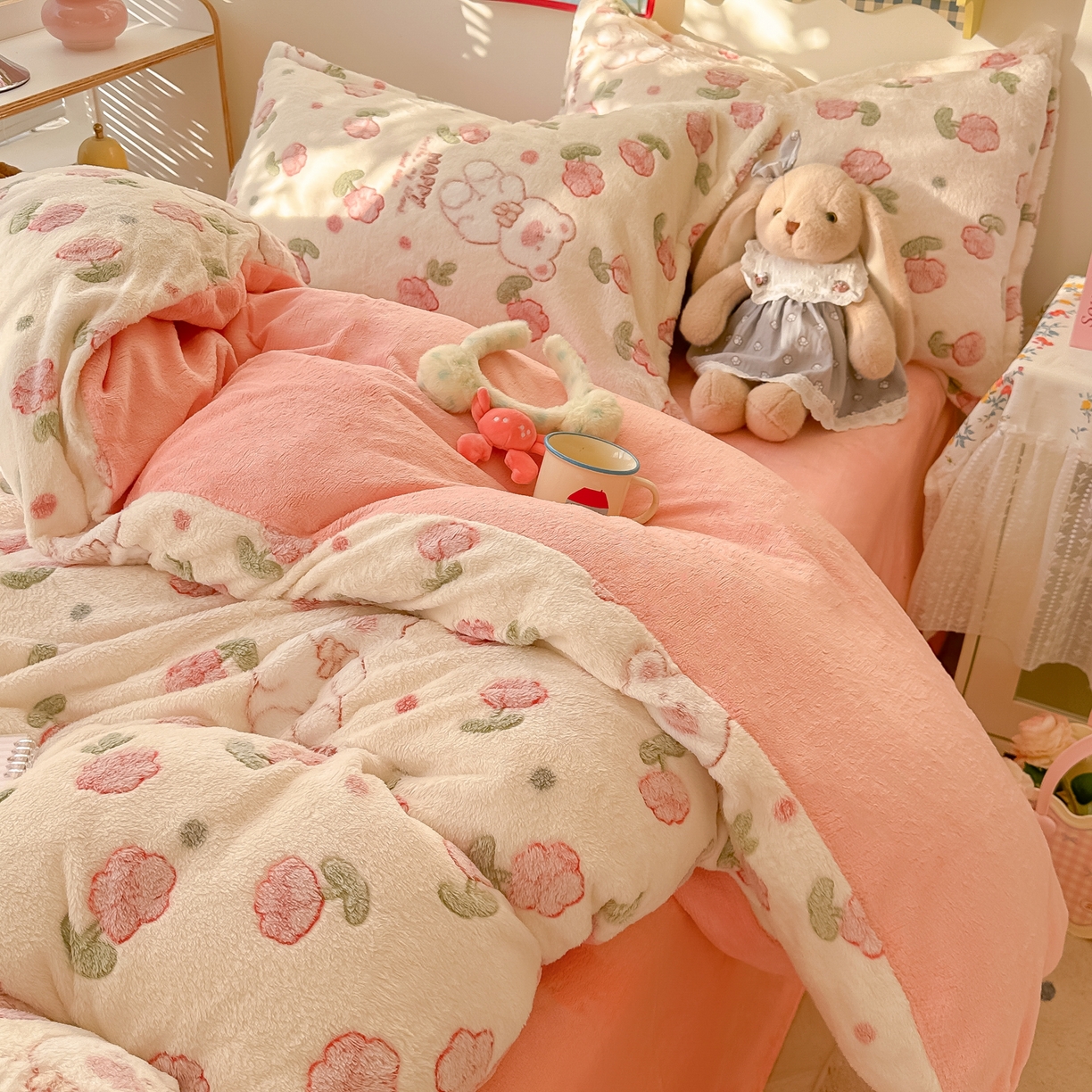 91家纺网 家纺一手货源 找家纺 韩巢家纺 2025新款高克重雪花绒牛奶绒四件套系列 花花世界