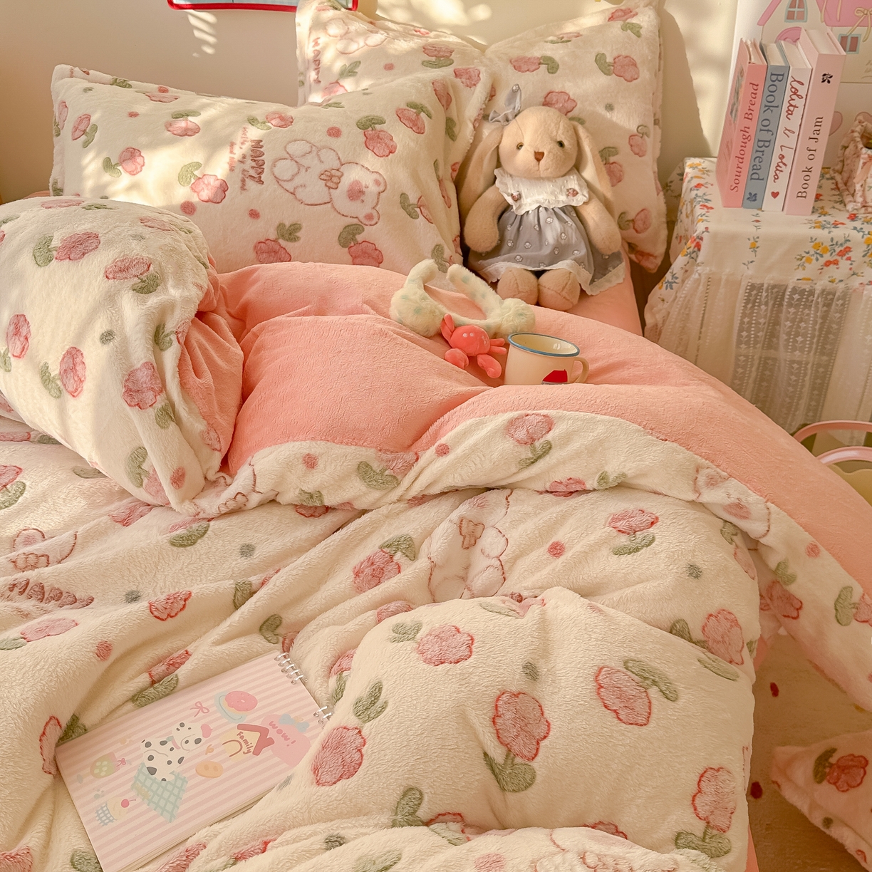 91家纺网 家纺一手货源 找家纺 韩巢家纺 2025新款高克重雪花绒牛奶绒四件套系列 花花世界