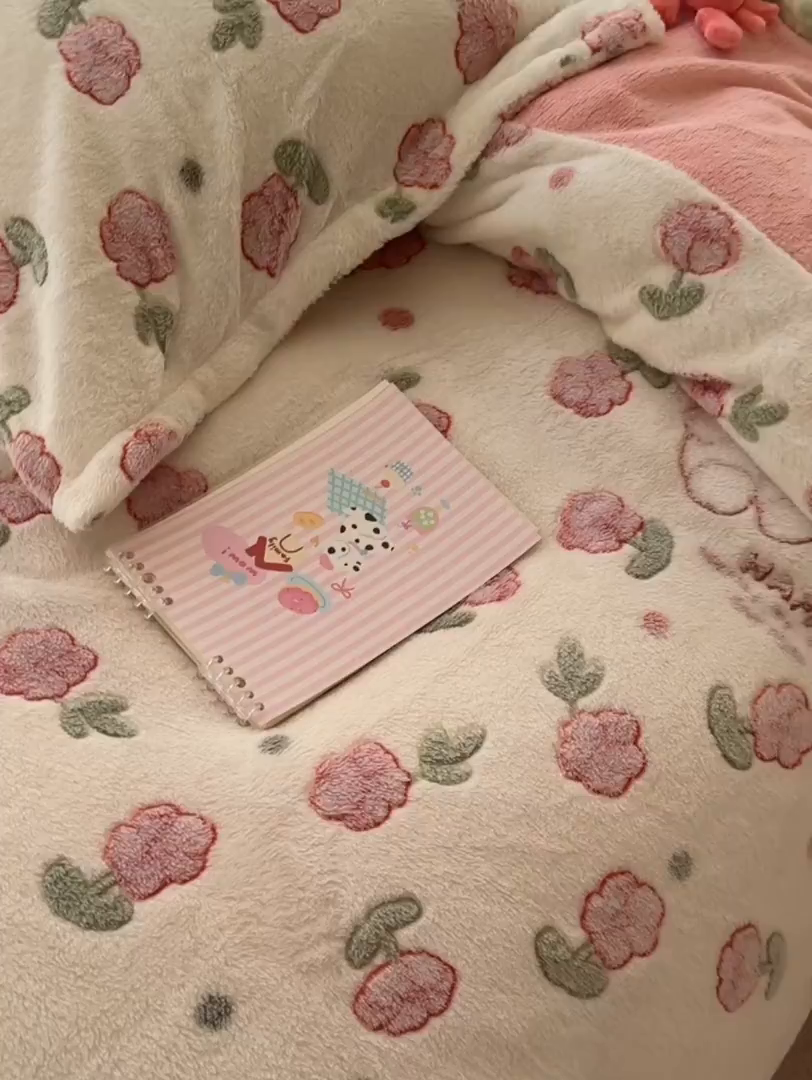 91家纺网 家纺一手货源 找家纺 韩巢家纺 2025新款高克重雪花绒牛奶绒四件套系列 花花世界