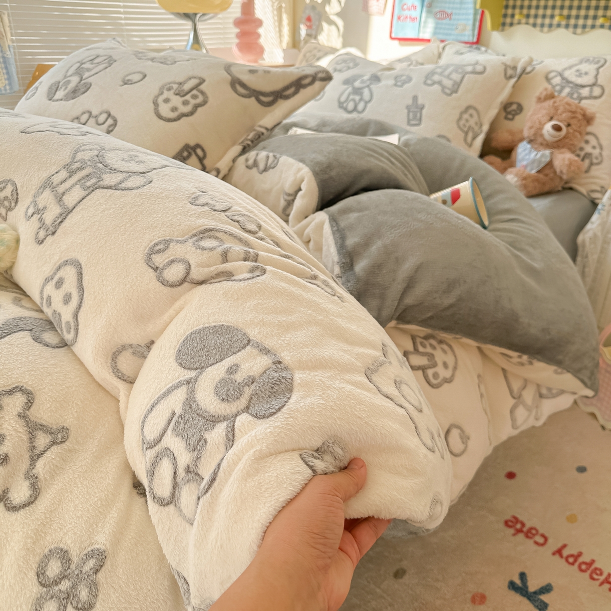 91家纺网 家纺一手货源 找家纺 韩巢家纺 2025新款高克重雪花绒牛奶绒四件套系列 灰色轨迹