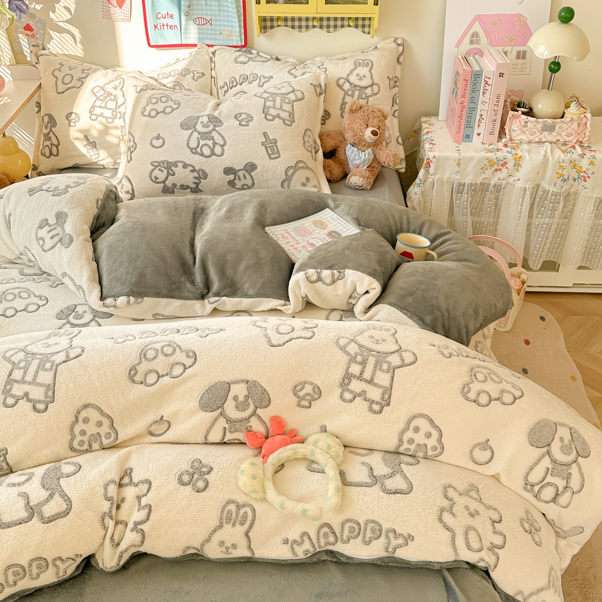 91家纺网 家纺一手货源 找家纺 韩巢家纺 2025新款高克重雪花绒牛奶绒四件套系列 灰色轨迹