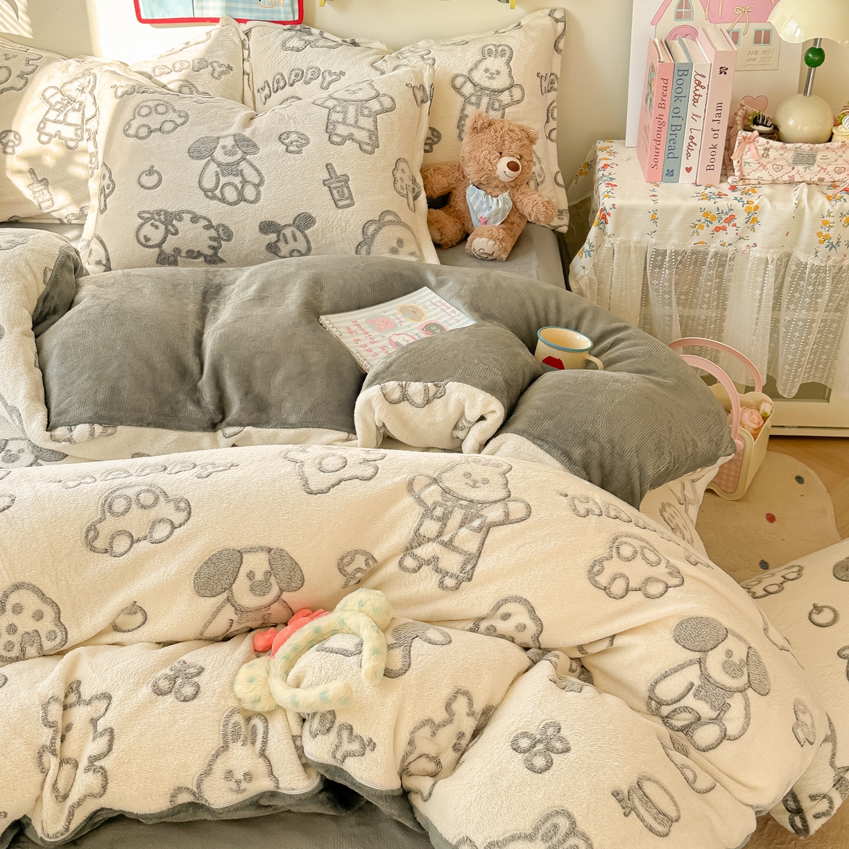 91家纺网 家纺一手货源 找家纺 韩巢家纺 2025新款高克重雪花绒牛奶绒四件套系列 灰色轨迹