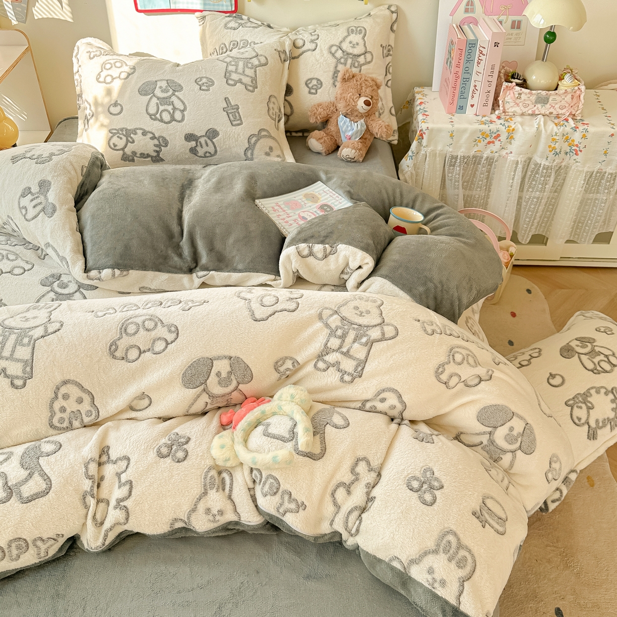 91家纺网 家纺一手货源 找家纺 韩巢家纺 2025新款高克重雪花绒牛奶绒四件套系列 灰色轨迹