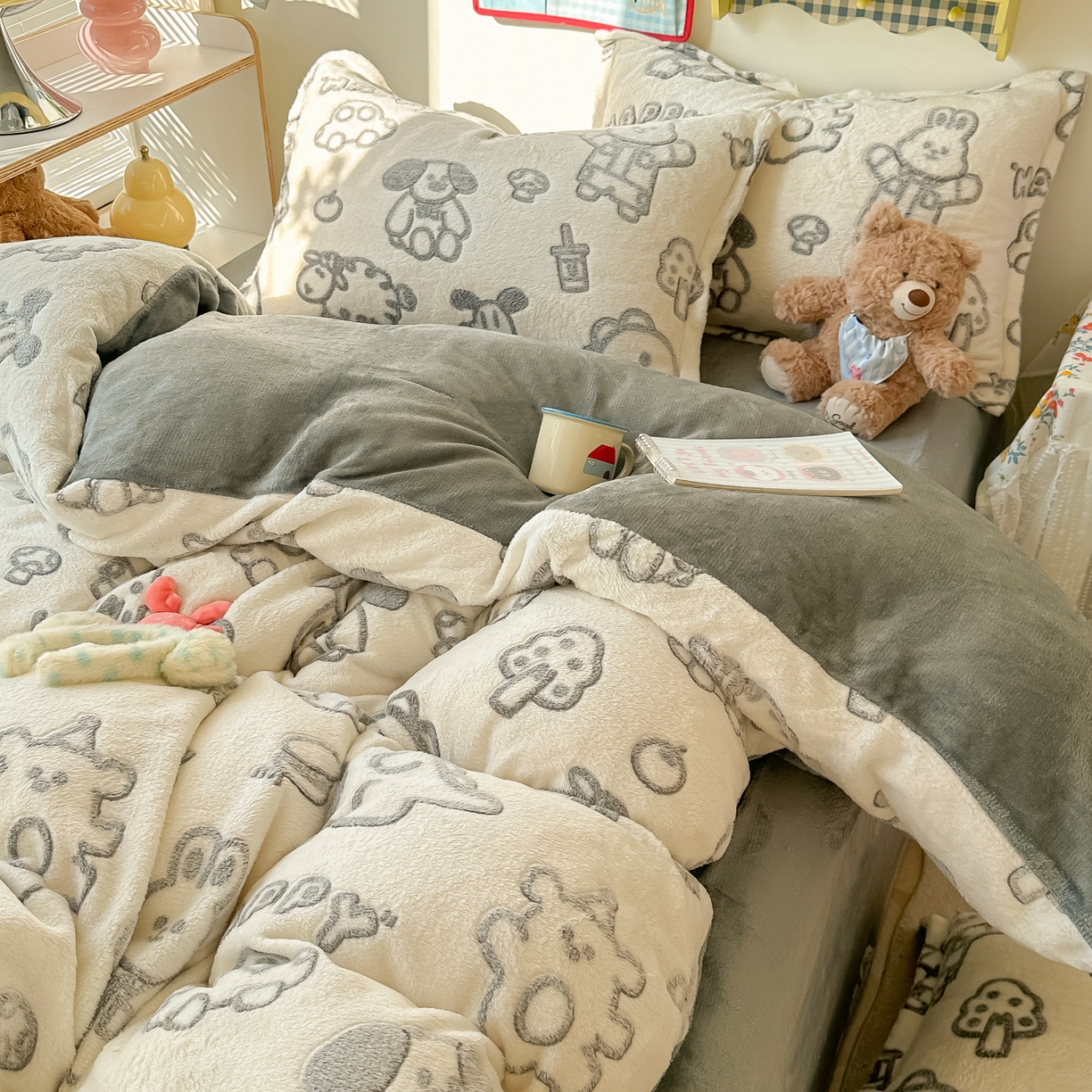 91家纺网 家纺一手货源 找家纺 韩巢家纺 2025新款高克重雪花绒牛奶绒四件套系列 灰色轨迹