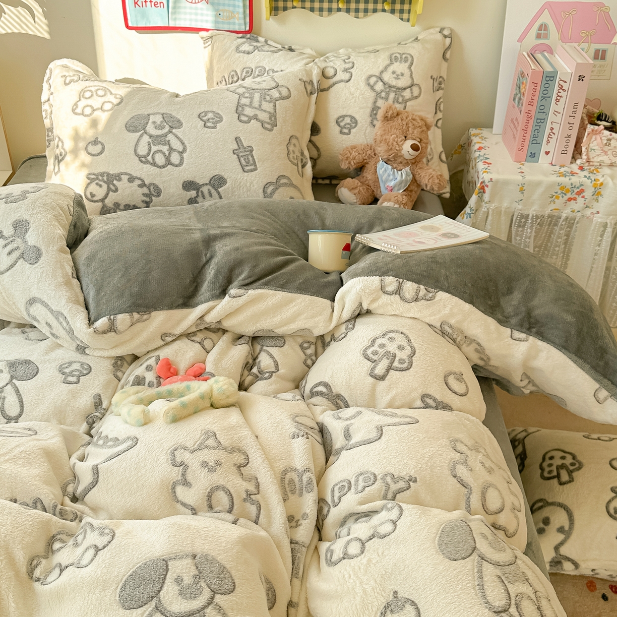 91家纺网 家纺一手货源 找家纺 韩巢家纺 2025新款高克重雪花绒牛奶绒四件套系列 灰色轨迹