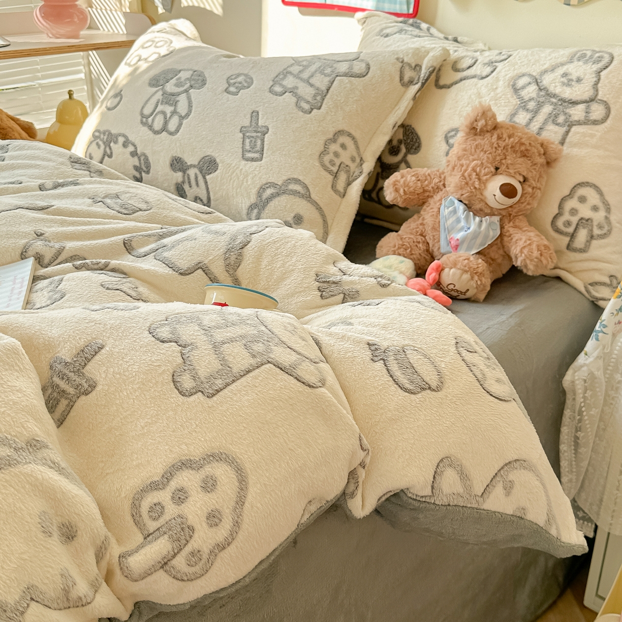 91家纺网 家纺一手货源 找家纺 韩巢家纺 2025新款高克重雪花绒牛奶绒四件套系列 灰色轨迹