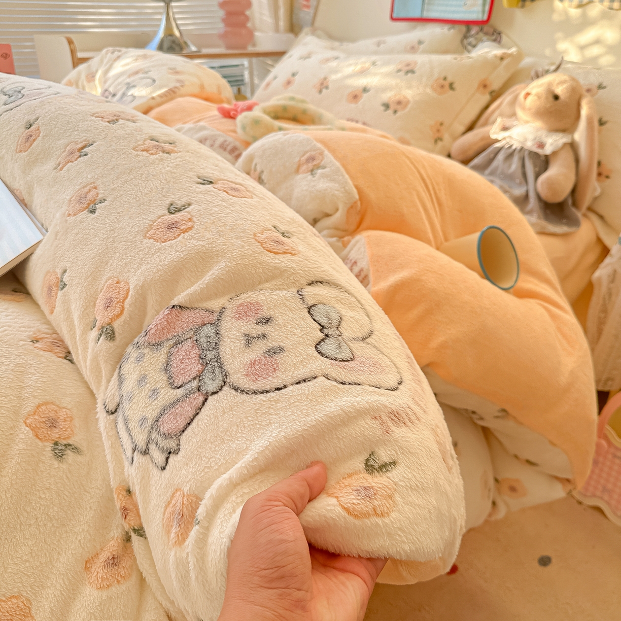 91家纺网 家纺一手货源 找家纺 韩巢家纺 2025新款高克重雪花绒牛奶绒四件套系列 田园兔（黄）