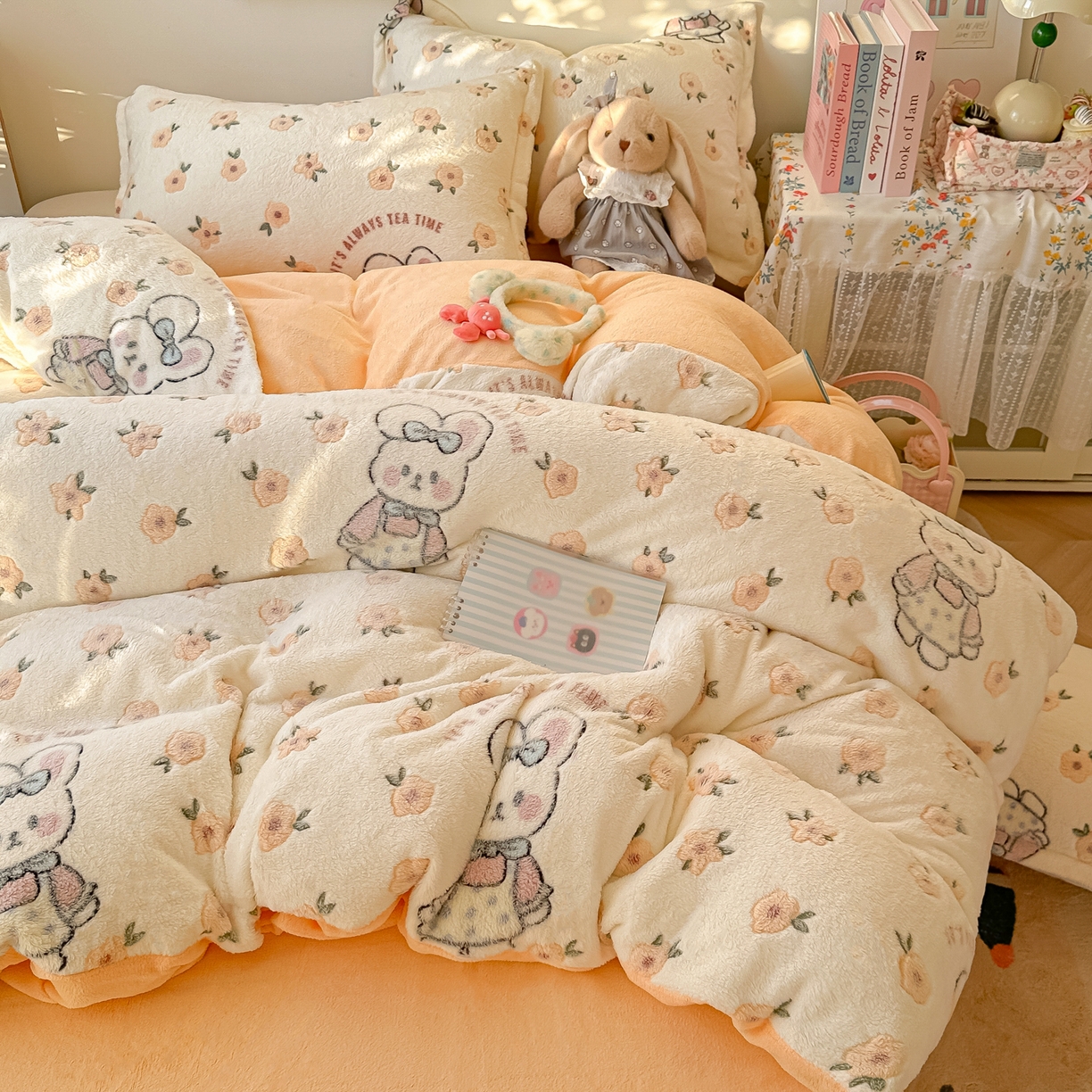 91家纺网 家纺一手货源 找家纺 韩巢家纺 2025新款高克重雪花绒牛奶绒四件套系列 田园兔（黄）