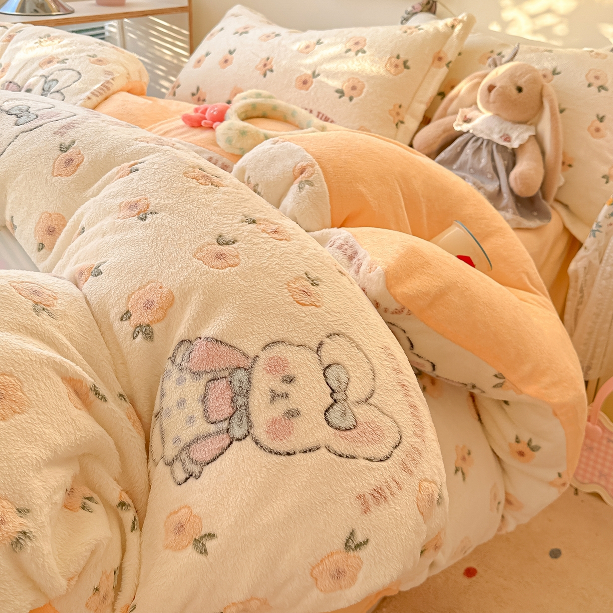 91家纺网 家纺一手货源 找家纺 韩巢家纺 2025新款高克重雪花绒牛奶绒四件套系列 田园兔（黄）